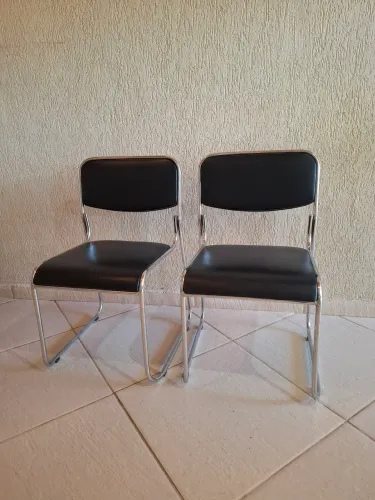 Cadeira escritório fixa com estrutura cromada.