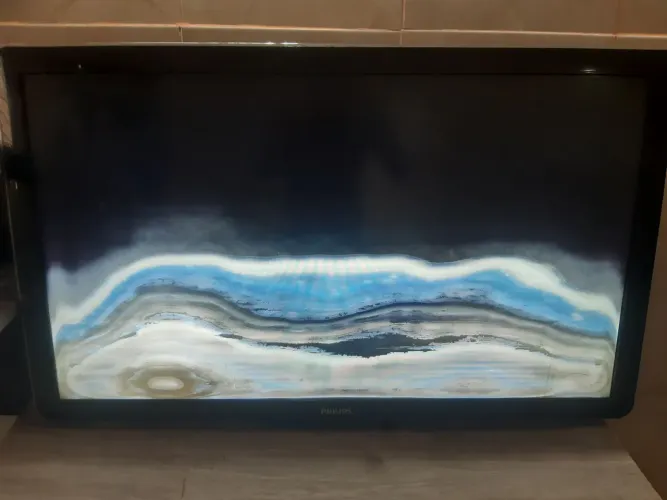 TV Philips 46" com defeito na tela - Para peças/Sucata. PRA RETIRAR HOJE..