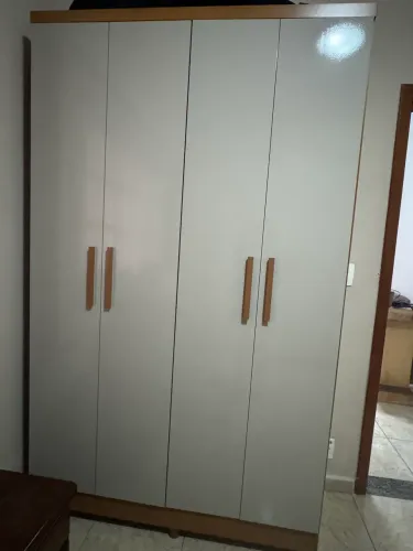 Guarda roupa de seis portas bem novo