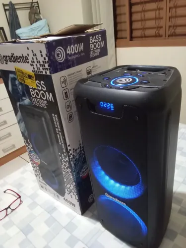 Vendo Caixa de som e par de microfone sem fio !