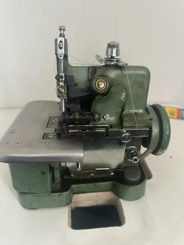 Máquina de costura overloque