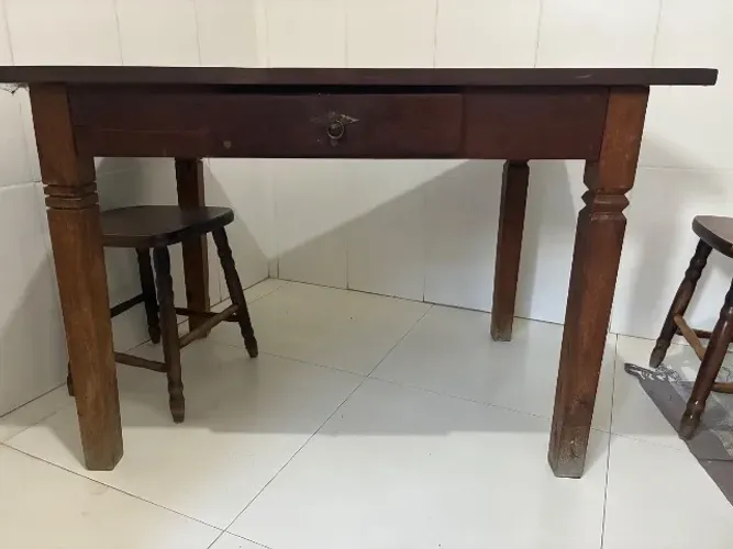 Mesa, aparador e espelho.