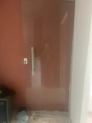 Porta de vidro já com um puxador