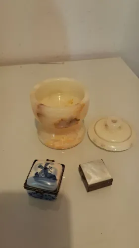 pequeno vaso em alabastro/mármore. medindo: 9,5 cm