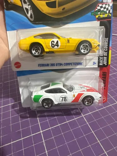 Kit Hot Wheels Ferrari 365 GTB4 Competizione - Lote com 2 unidades