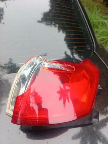 Lanterna traseira Peugeot 2008 lado direito para recuperar.