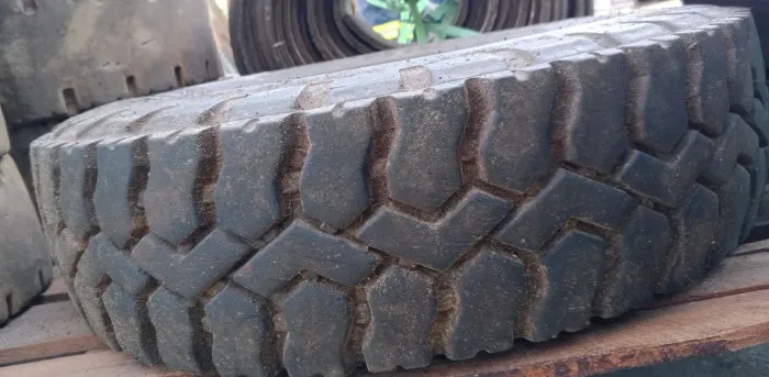 Pneu de empilhadeira com câmera