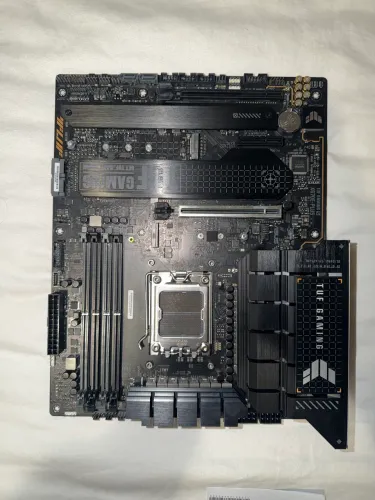 Placa-mãe ASUS TUF Gaming X670E-PLUS AM5 DDR5 PCIe 5.0