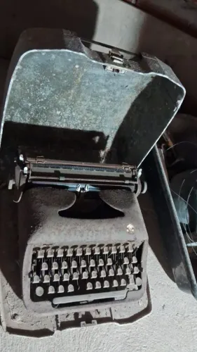 Máquina de datilografia torpedo antiga 