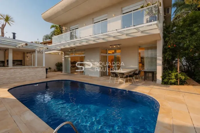 Casa de condomínio com 520 m², 3 quartos sendo 3 suítes à venda no bairro Alphaville.