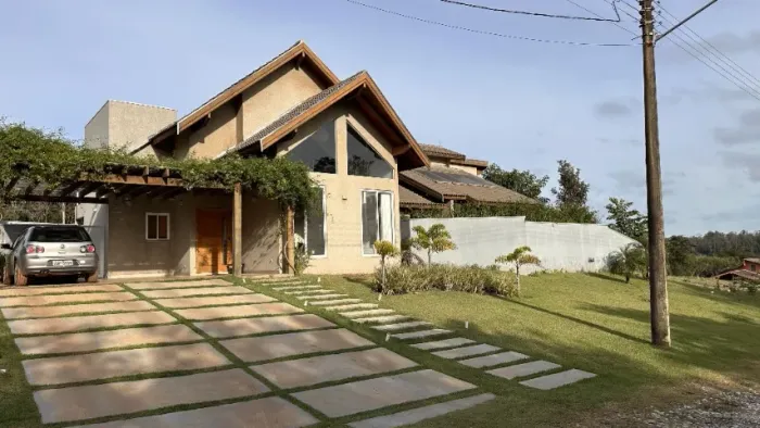 Residência de alto padrão,estilo chalé, envolto por natureza, luz e silêncio