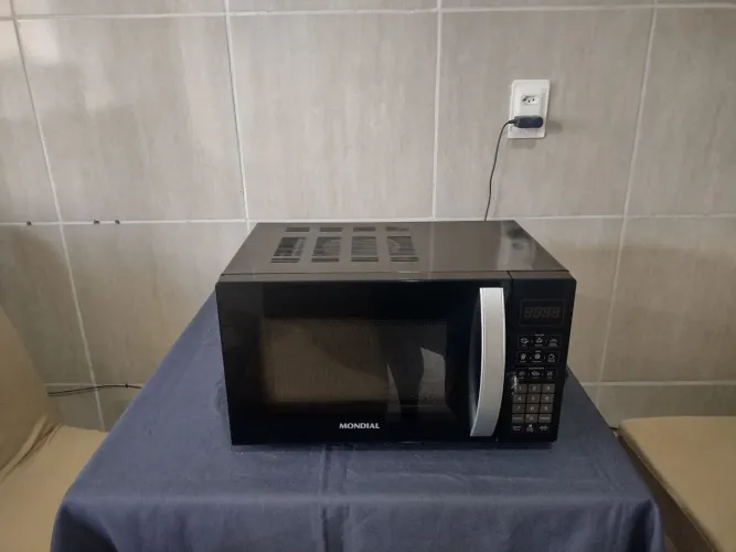 Microondas semi-novo mondial 21litros
