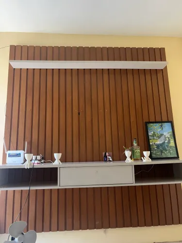 Vende se rack com painel ripado