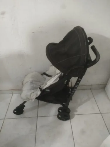 Carrinho de bebê guarda chuvas 