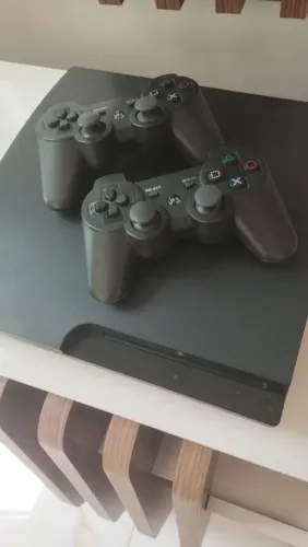Vendo PS3 desbloqueado,com 2 controle e jogos no HD