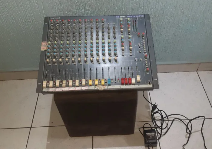 Mesa se som 14 canais 10 mono 02 estéreo ( eq.4 mono ) Retirar Pirituba SP. R$500 REAIS.