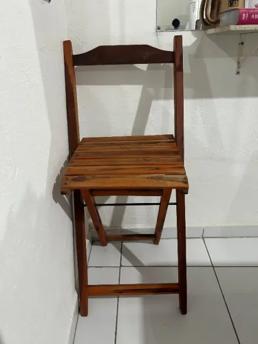 Cadeiras e mesas de madeira.