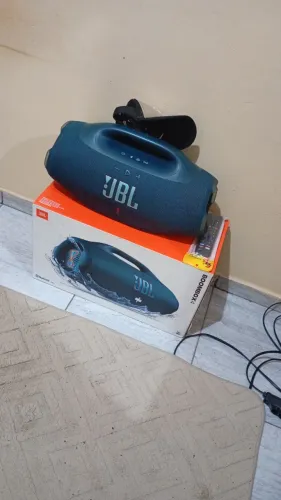 Vendo bombox 4 nova com nota fiscal 