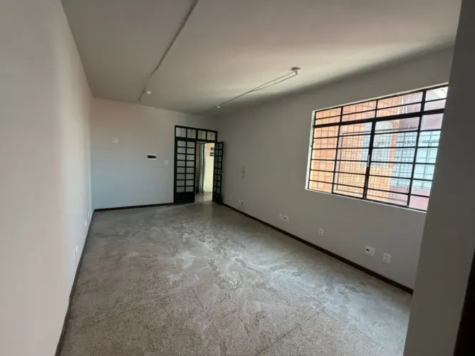 SALA COMERCIAL DE 25M² COM 1 VAGA DE GARAGEM. ÓTIMA LOCALIZAÇÃO!
