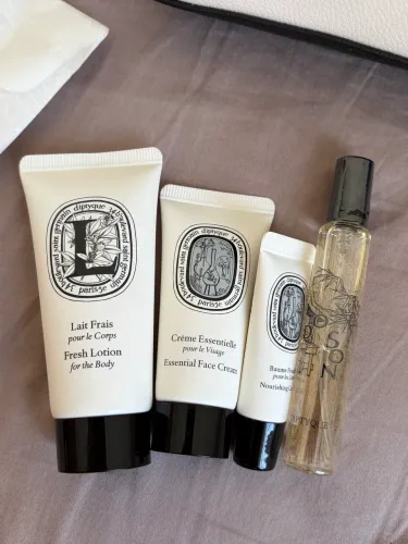 Kit travel diptyque com necessarie e produtos