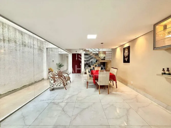 Casa com 3 Quartos à Venda, 230m², Vila Clóris, próximo à Avenida Doutor Cristiano Guimarã