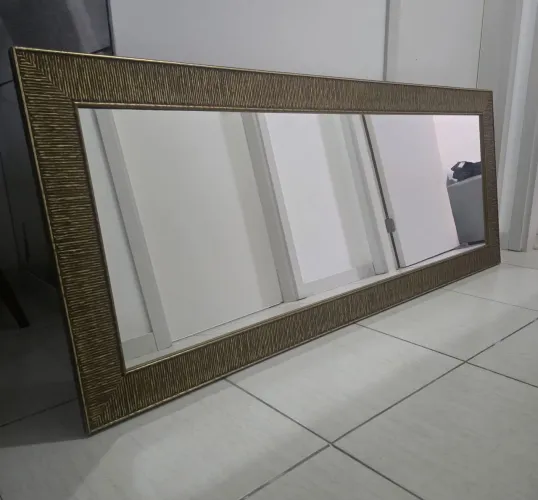 Espelho com moldura de 1.65 de altura X 0,65 cm de largura
