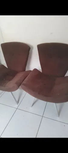 POLTRONA 150 REAIS E MESA SEM CADEIRAS 250 REAIA