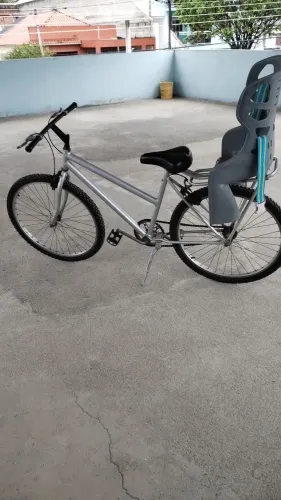 Bicicleta aro 26 com cadeirinha.