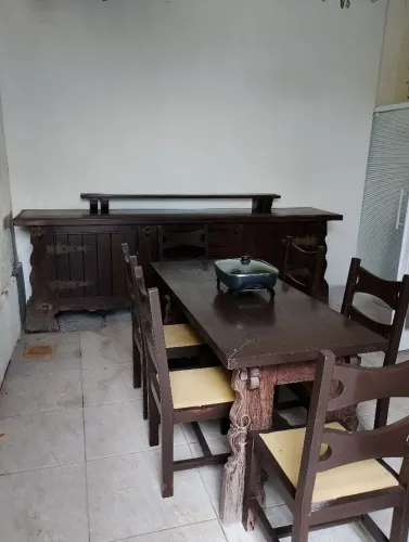 Jogo de mesa e arca em madeira maciça 