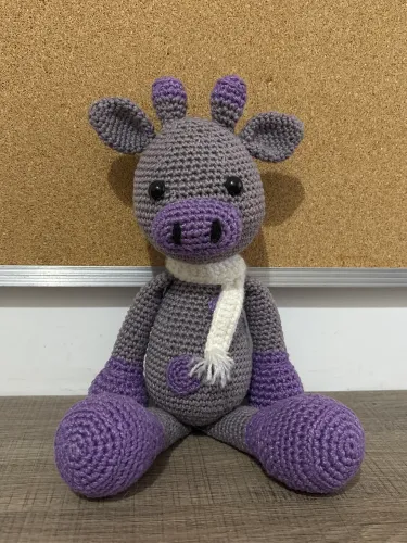 Pelúcia Amigurumi Girafa cinza e roxa