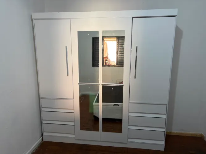 Guarda roupa branco com espelhos