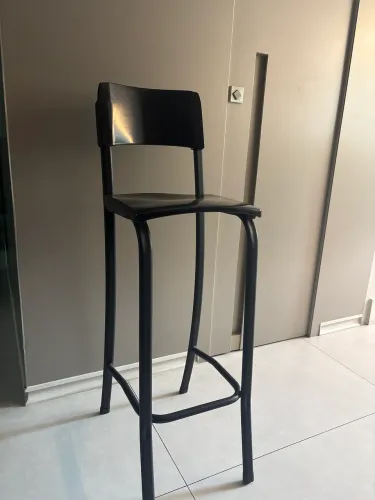 Banqueta alta preta metal.