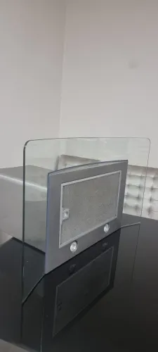 COIFA DE PAREDE INOX COM VIDRO CURVO.