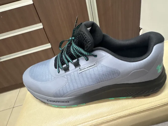 Tênis under armour Charged