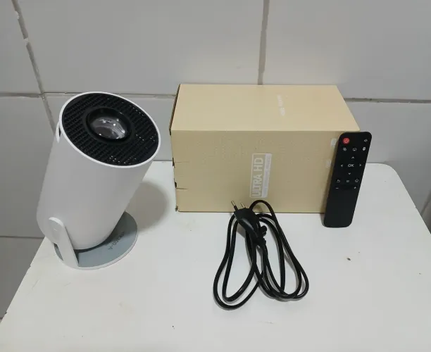 Mini Projetor Portátil Smart HY300-A<br><br>R$ 250,00