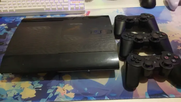 PlayStation 3 Super Slim Original + 5 Jogos Originais + 3 Controles