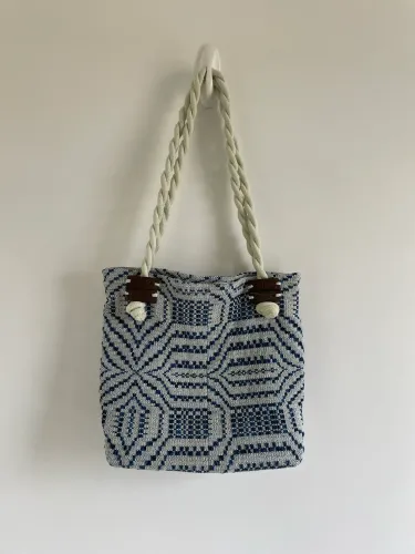 Bolsa de Ombro Rústica Boho - Estampa Geométrica Azul e Off-White com Alça de Corda