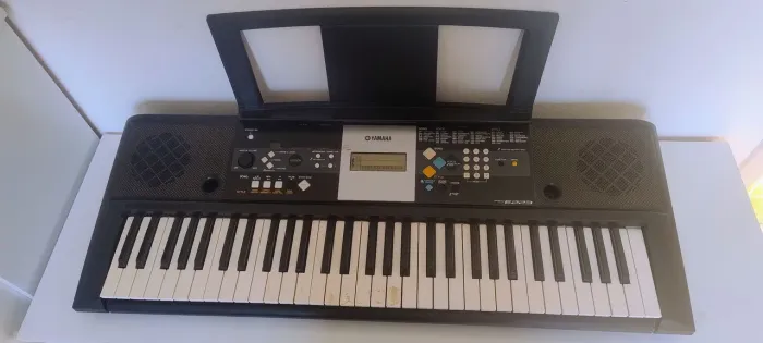 Teclado yamaha psr-e223 usado