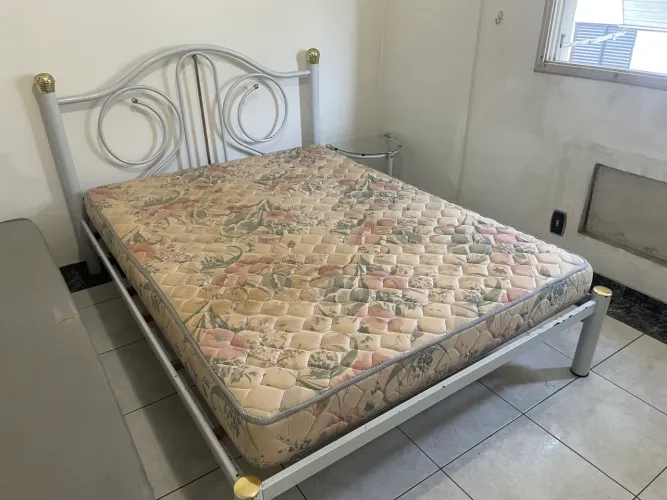 Cama de casal + colchão + 1 mesa de cabeceira