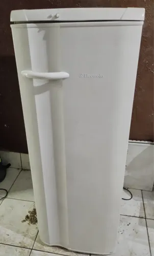 Vendo geladeira Electrolux funcionando perfeitamente. Faço entrega no valor do anúncio