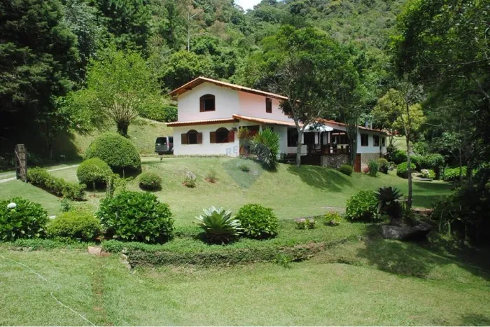 Refúgio Luxuoso: Casa de Campo á Venda em Córrego de Santo Antônio / São Pedro da Serra a 