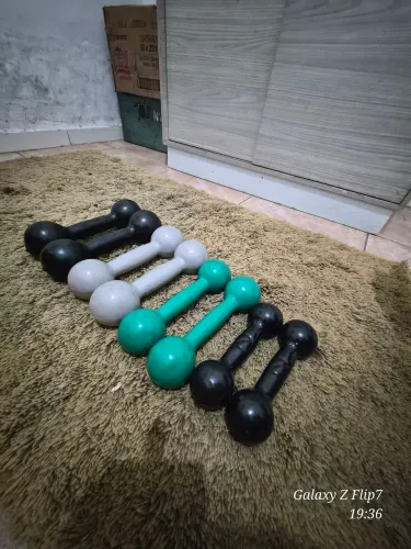 Halteres kit completo Pares 2 ao 5 Emborrachado Pra Sair Rápido Semi Novos Oportunidade.