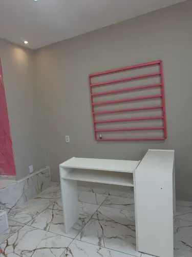 Vendo esmalteiro e mesa para manicure 