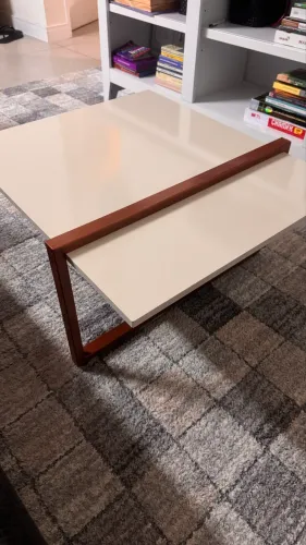 Mesa de centro Bege e Par de Bancos Pretos com Pés de Madeira
