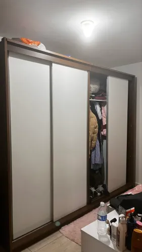 Guarda roupa casal 4 portas seminovo. Já está desmontado