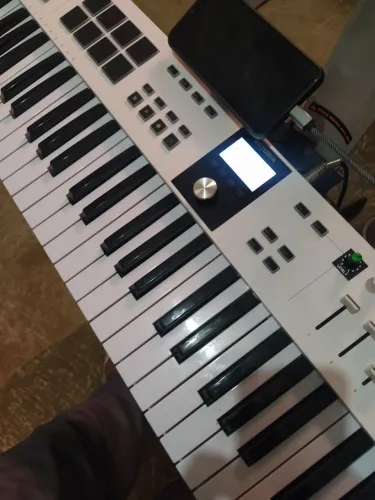 Teclado controlador arturia mk3 61 com interface de áudio 