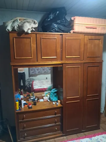 Guarda roupa de madeira