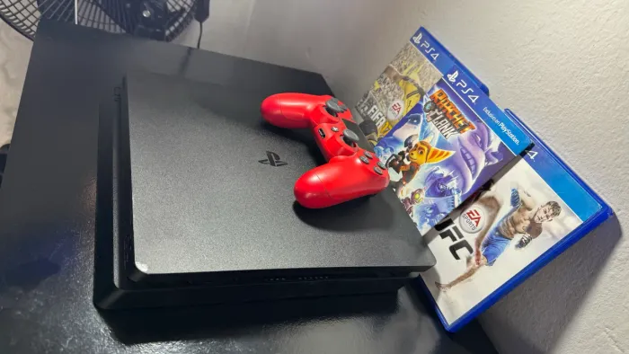 PS4 slim 1TR + controle original + 3 jogos