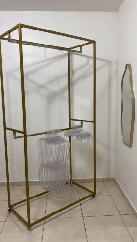 VENDO DUAS ARARA DE METALLICA DOURADA COM RODINHAS!