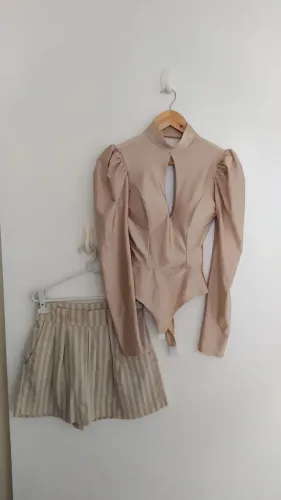 Conjunto de short saia e body na cor perolado Tam M